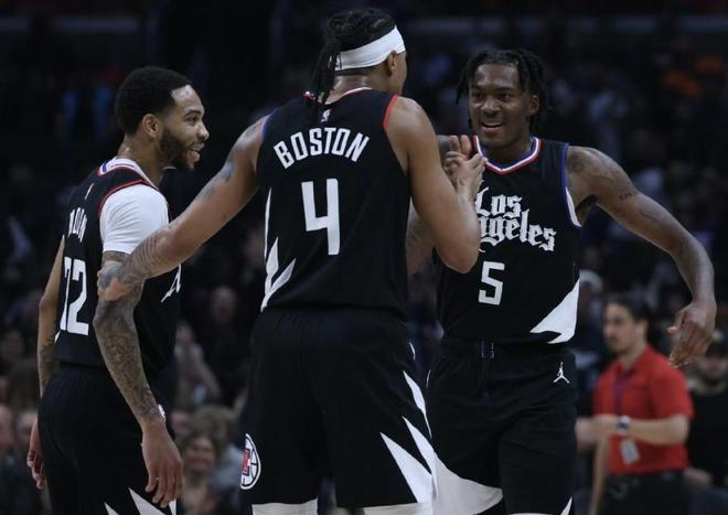 掘金约基奇豪取三双战胜快船（约基奇砍下三双，掘金力克快船）