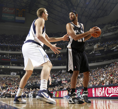 马赫雷斯和知名说唱歌手一同出镜，展示阿尔及利亚队新球衣（马赫雷斯携知名说唱歌手亮相，发布阿尔及利亚队新战袍）