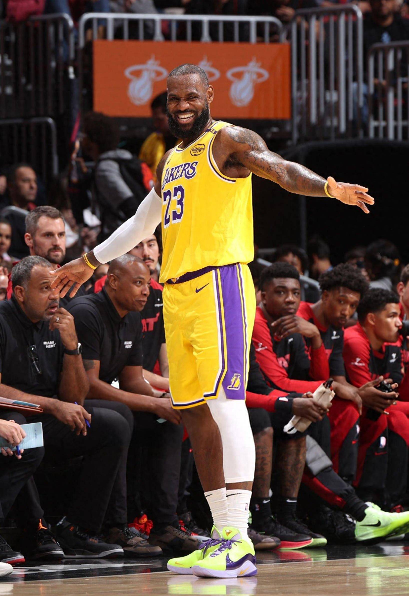 《曼晚》建议不靠谱，蜜蜂双煞在曼联合体？别闹了！（曼晚这提案不着调，蜜蜂双星齐投曼联？想多了！）