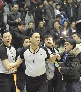 欧冠半场：克瑙夫打破僵局，法兰克福1-0巴塞罗那（欧冠半场战报：克瑙夫先拔头筹，法兰克福暂1-0领先巴塞罗那）