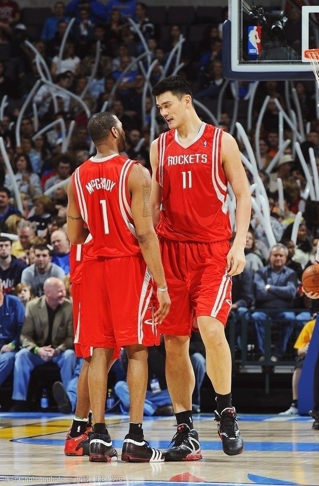 曼联追逐塞梅尼奥：加纳前锋是否准备好迈出下一步？（曼联有意塞梅尼奥：加纳前锋是否已准备迈向更高台阶？）