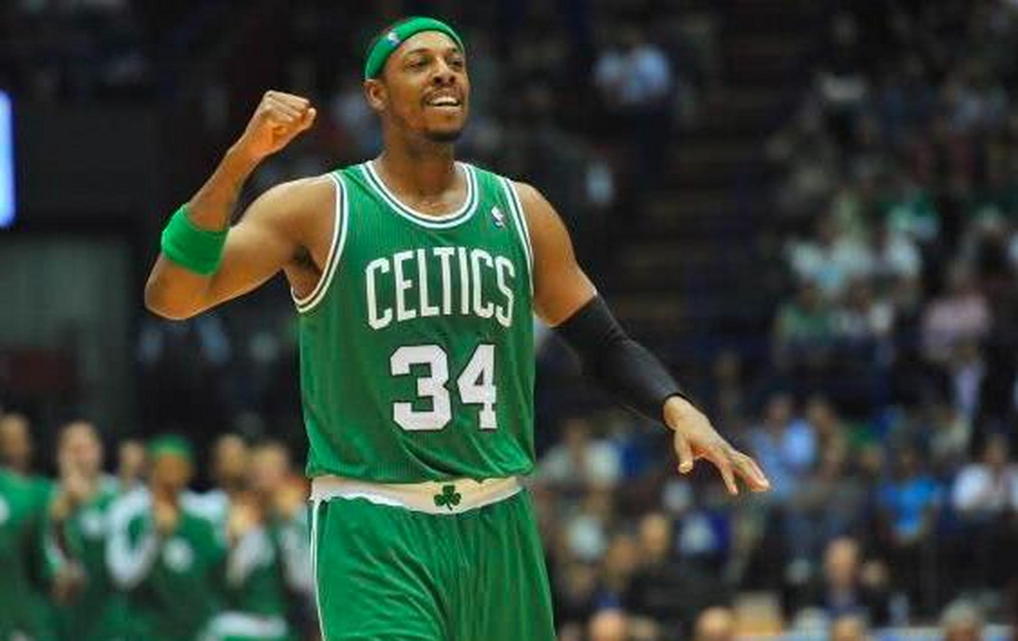 远在迈阿密心系罗马，托蒂和坎德拉用手机观看老东家焦点大战（托蒂与坎德拉身在迈阿密，仍用手机观看罗马焦点战）