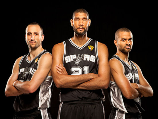 53岁齐达内夜游上海，与大妈踢毽子几分钟融入氛围，展现顶级球商（53岁齐达内夜逛沪上，与大妈踢毽子几分钟就打成一片，顶级球商尽显）