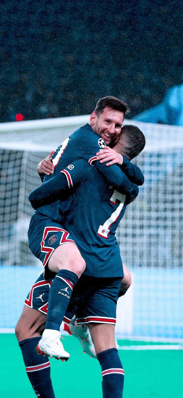 情绪不佳，吉拉西在下半场被换下时拒绝与主教练科瓦奇握手（情绪不悦，吉拉西下半场被换下时拒绝与主帅科瓦奇握手）