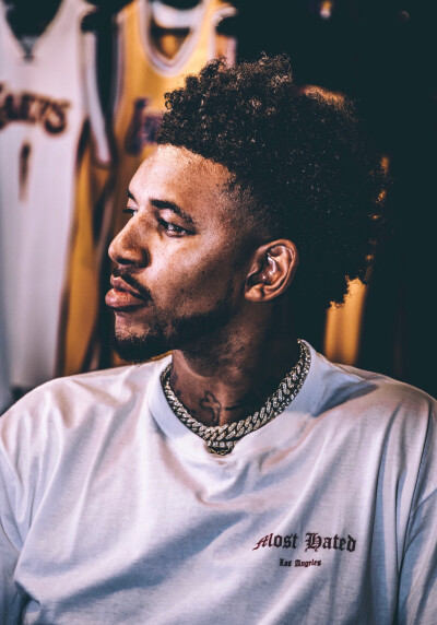 看了四年球了，在专科有一段时间刷抖音频繁给我推多...（看球四年：专科那阵刷抖音老被推某队视频）