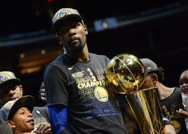 东体：男篮惨败会影响男足；邵佳一带队要改造思想和精神面貌（东体：男篮大败或波及国足，邵佳一执掌球队需重塑理念与精神面貌）