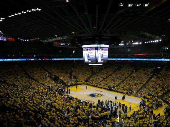 球员赛后把球鞋送给小球迷（赛后球员将球鞋赠与小球迷）