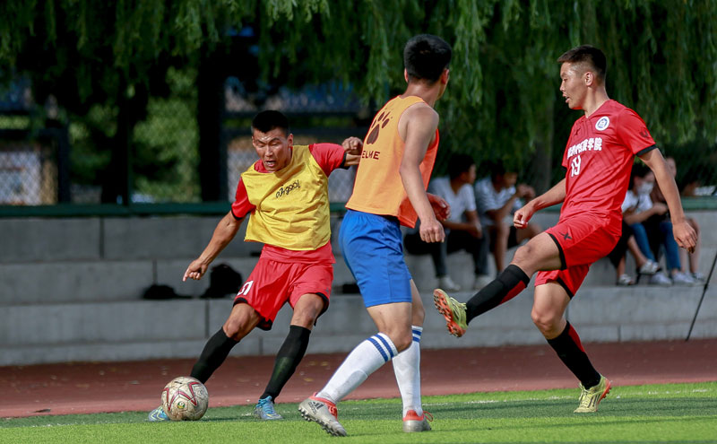 葡体中场西蒙斯：拜仁是支非常强大的球队，我们可以昂首离开（西蒙斯：拜仁实力强劲，葡体可昂首离场）