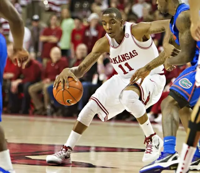 下半场站出来！孙铭徽14中4得到13分10助攻2抢断（孙铭徽下半场发力：14投4中拿下13分10助攻2抢断）