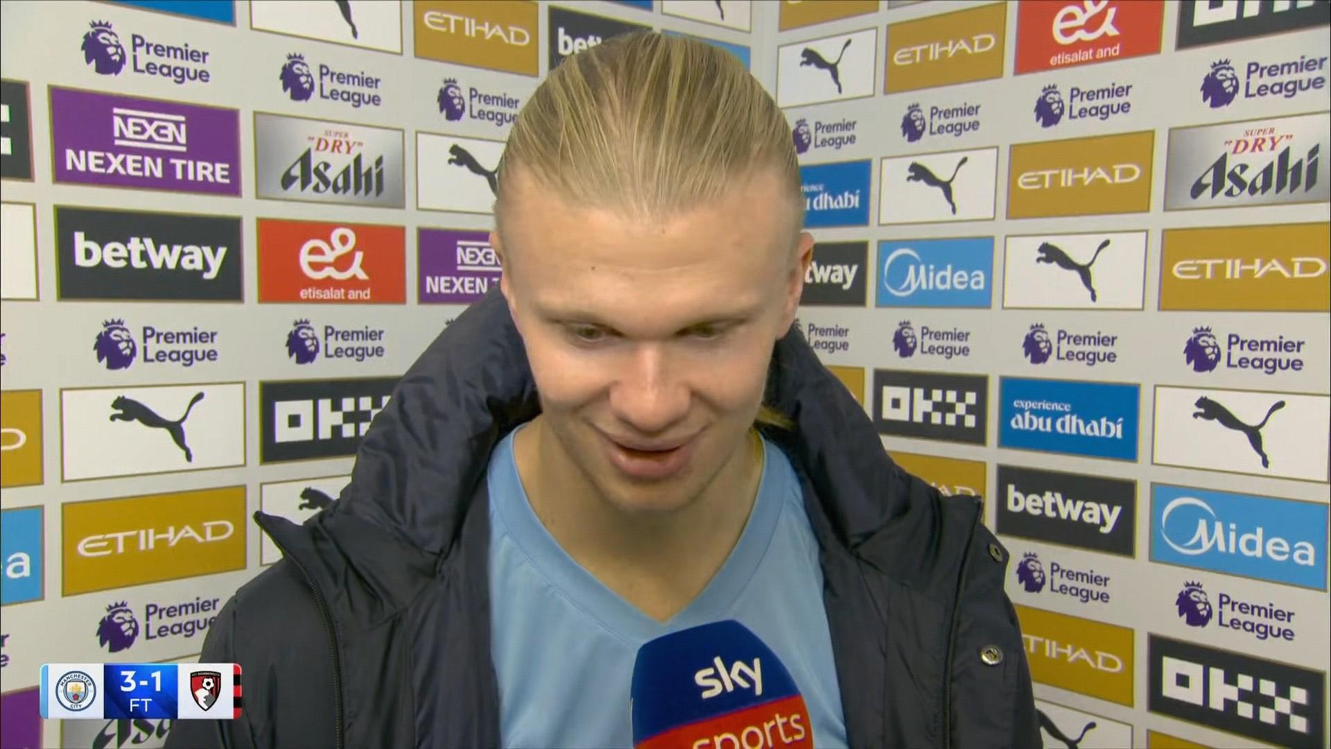 队友疯狂给他做掩护（队友拼命替他打掩护）