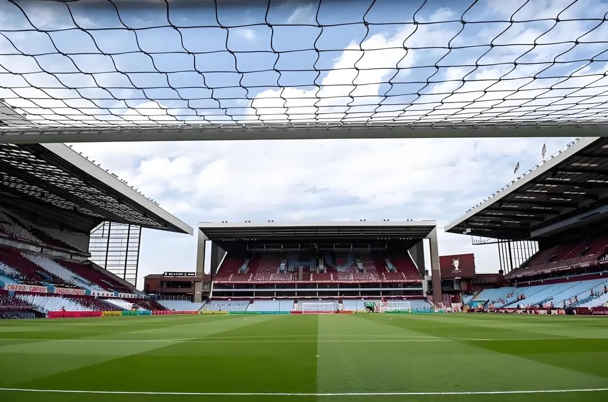 利物浦利好 利雅得新月有意签萨拉赫 2亿年薪 转会费超5300万欧（利物浦迎利好：利雅得新月开出2亿年薪求购萨拉赫，转会费超5300万欧）