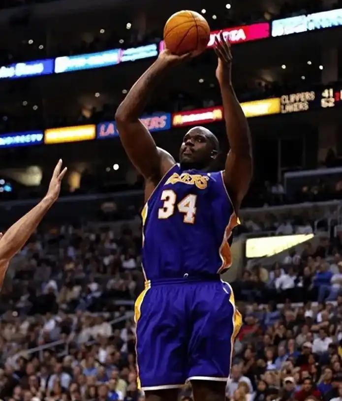 半场战报：博洛尼亚0-0布兰，里科吉安尼斯染红（上半场战况：博洛尼亚0-0布兰，里科吉安尼斯被红牌罚下）