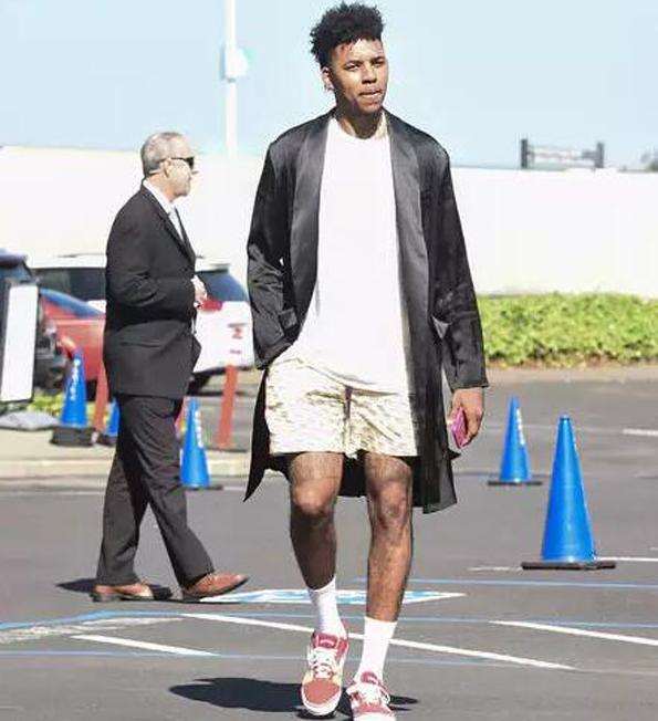 体操新星斩获五金 赛艇健儿破浪夺魁“东莞飞人”卫冕落泪（体操新秀豪取五金 赛艇健儿乘风夺冠 东莞飞人卫冕热泪盈眶）