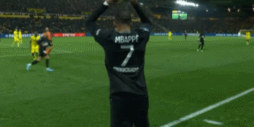 欧冠决赛用球谍照：包含白+深紫，灵感来自举办城市布达佩斯（欧冠决赛用球曝光：白+深紫配色，灵感源于主办城市布达佩斯）